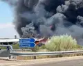 Incendio en la nave de tratamiento de residuos de Roales. Autovía