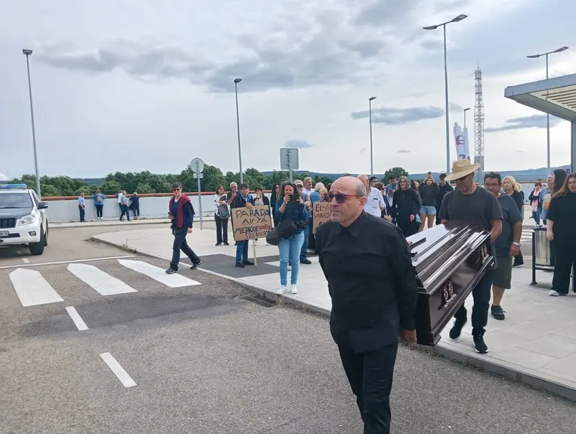 Activistas de la comarca de Sanabria escenifican una protesta simulando un entierro frente a la estación de Alta Velocidad de Sanabria 