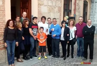 Familiares y amigos reciben a Martín Ramos en su vuelta a casa