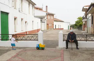 Un pequeño juega junto a una persona mayor en una localidad de Castilla y León. Archivo | Miriam Chacón – ICAL