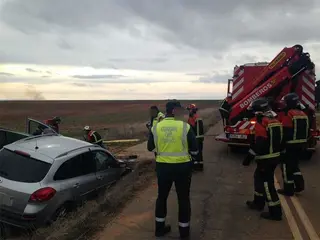 Una mujer, herida tras salirse de la vía que une la N-122 con Almaraz
