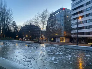 Tiempo frio termometro marina fuente congelada