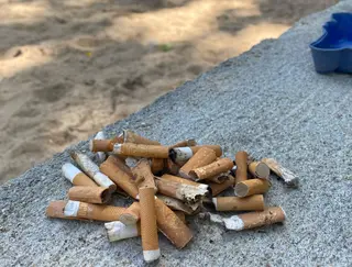 Imagen De Las Colillas Recogidas En Un Parque Infantil- Redes Sociales