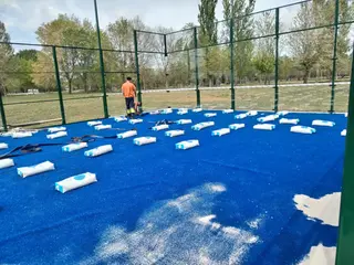Trabajos de instalación de la pista de pádel en Santa Croya