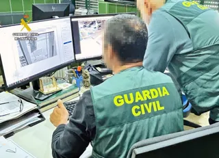 Agentes de la Guardia Civil visionando imágenes