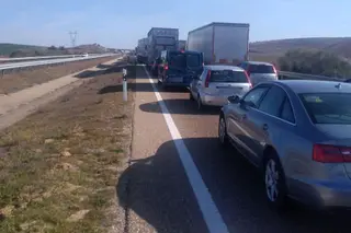 Retenciones en la autovía. Radar Zamora. Archivo