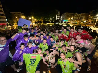 Celebración de los jugadores junto a la afición en la Plaza de la Marina el pasado domingo