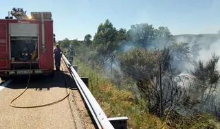 Dos heridos leves tras salirse de la vía, volcar e incendiarse el coche en el que viajaban