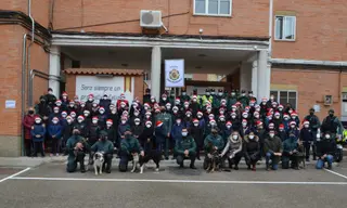 Los estudiantes del Divina Providencia agradecen con villancicos la labor de la Guardia Civil de Zamora