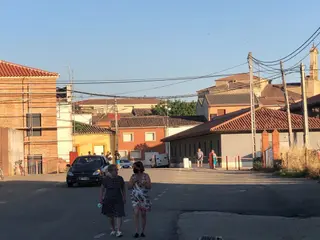 Vecinos paseando por Fuentesaúco. Archivo.