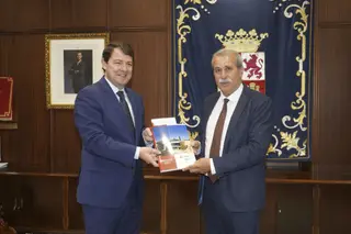 Fernández Mañueco recibe la memoria del Consultivo. ICAL