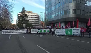 Un centenar de personas salen a la calle en Zamora para que se retomen las obras de la biorrefinería de Barcial