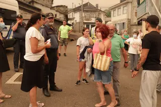      Desalojo de los vecinos de San Ciprián de Sanabria por el incendio en Porto