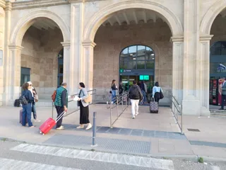 Reparto De Octavillas En La Estación De Tren