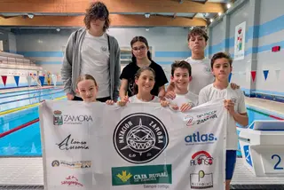 Equipo mixto del CD Natación Zamora, campeón en relevos 
