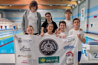 Equipo mixto del CD Natación Zamora, campeón en relevos 