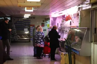 Los zamoranos comprando en el Mercado de Abastos durante la Navidad.