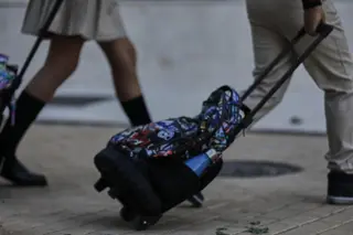 Alumnos con mochila. EP