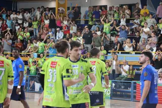 Instante del encuentro entre el BM Zamora y el Base Oviedo, con una afición pletórica en la grada