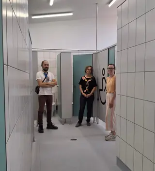 Javier Matilla, Ruth Martín y Cristina Hernández visitando los nuevos vestuarios