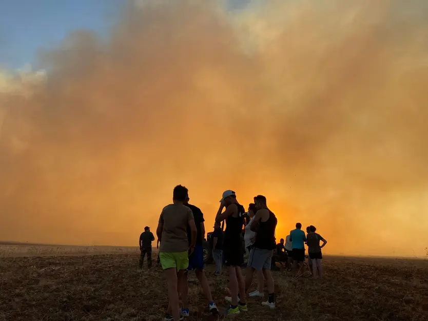 Vecinos de Pozuelo en el incendio. Foto Nitzy de la Mano (2)