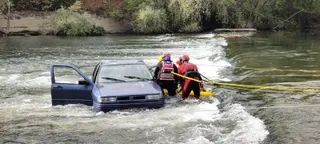 Una veintena de bomberos de la Comunidad se forma en un curso de rescate acuático ante posibles riadas e inundaciones. JCYL