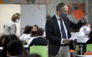 Un profesor impartiendo clase. EP