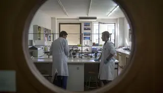 Investigadores en un laboratorio. Archivo.