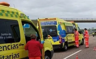 Servicios de emergencia en un accidente en la autovía. Archivo