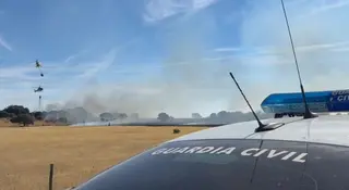  Medios aéreos y terrestres luchan contra el fuego en Muelas del Pan 