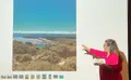 La presidenta de la asociación Vive Zamora, Miriam García, explicando el informe realizado por catedráticos en Geografía