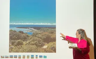 La presidenta de la asociación Vive Zamora, Miriam García, explicando el informe realizado por catedráticos en Geografía