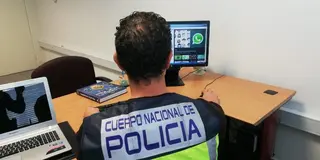 Policía Nacional frente a un ordenador. Ciberdelitos