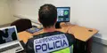 Policía Nacional frente a un ordenador. Ciberdelitos
