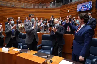ICAL - El presidente de la Junta, Alfonso Fernández Mañueco, y el vicepresidente, Francisco Igea, se felicitan tras finalizar el debate de la moción de censura del PSOE contra el Gobierno de PP-Cs