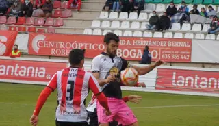 Carlos de la Nava controla un balón ante Dani Espejo. Foto: Salamanca24horas.com