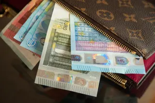 Cartera con dinero. Archivo