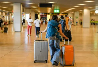 Viajera con maletas en el aeropuerto. EP. Archivo.