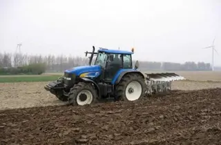 Un tractor en el campo. Archivo