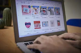 Un internauta compra por regalos por Internet Jesús Hellín Europa Press Archivo