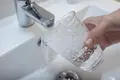 Archivo - Una persona llena un vaso de agua de un grifo-Ricardo Rubio - Europa Press - Archivo