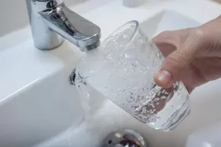 Archivo - Una persona llena un vaso de agua de un grifo-Ricardo Rubio - Europa Press - Archivo