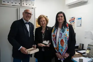 Imagen de la reina Sofía recibiendo el obsequio en el Banco de Alimentos