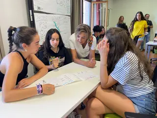 Rodriguez de Tembleque charla con los alumnos en el curso de inmersión lingüística para estudiantes de secundaria.Archivo