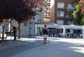 Una mujer pasea por la sombra protegida por un sombrero en un episodio de intenso calor en Zamora capital 