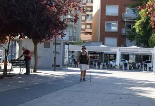 Una mujer pasea por la sombra protegida por un sombrero en un episodio de intenso calor en Zamora capital 