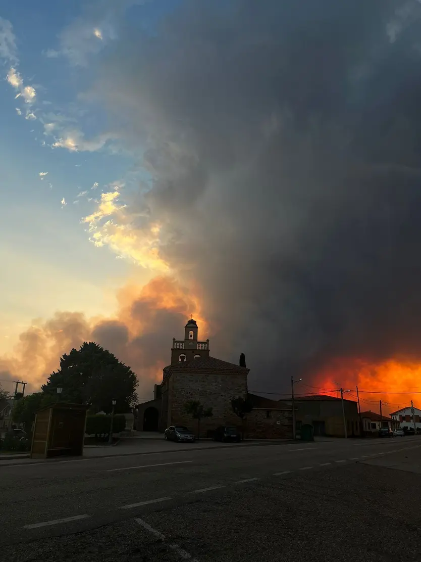 Vecinos de Pozuelo en el incendio. Foto Nitzy de la Mano (7)