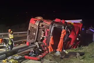 Camión accidentado en la autovía A-52