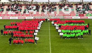 Los equipos de la escuela del Zamora forman sobre el cesped