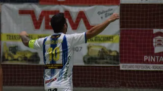 Charliente celebra un gol en La Rosaleda